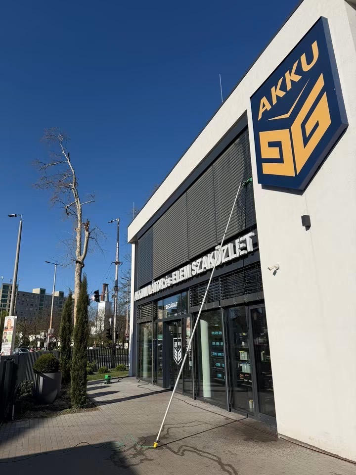 Magas üvegfelület tisztítása teleszkópos eszközzel